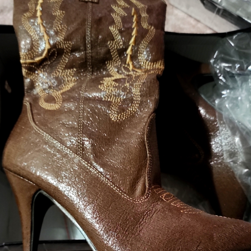 Brown Embroidered Women's Boots